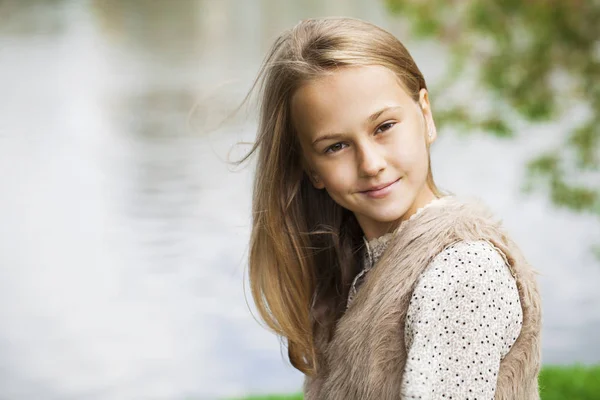 Retrato de uma linda jovem loira menina — Fotografia de Stock