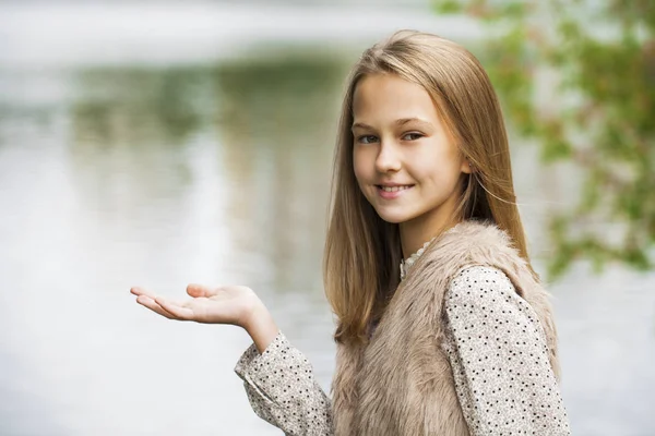 Portret piękne młode blond dziewczynka — Zdjęcie stockowe