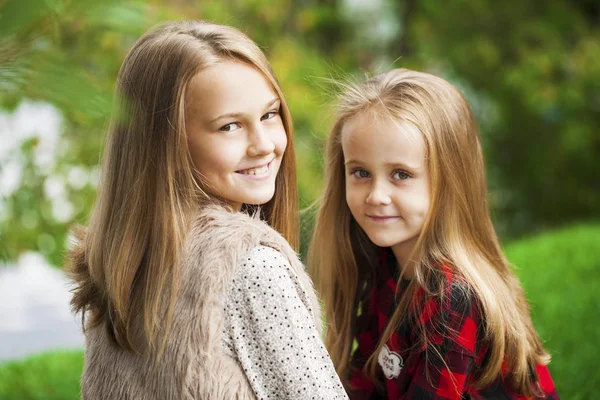 Dos jóvenes hermanas felices — Foto de Stock