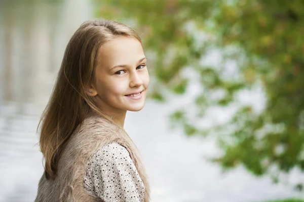 Porträtt av en vacker ung blond liten flicka — Stockfoto