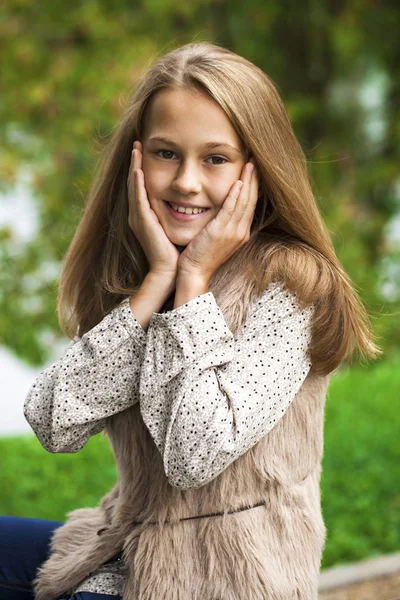 Retrato de uma linda jovem loira menina — Fotografia de Stock