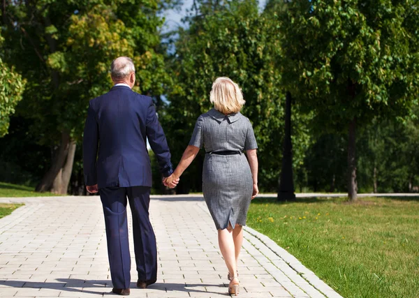 Senior paar wandelen in de zomer in het park — Stockfoto