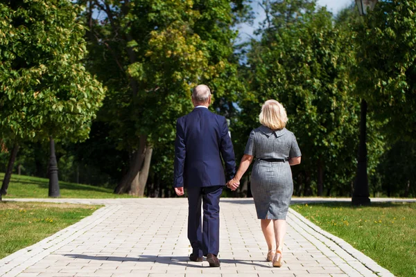 Äldre par promenader i sommar i parken — Stockfoto