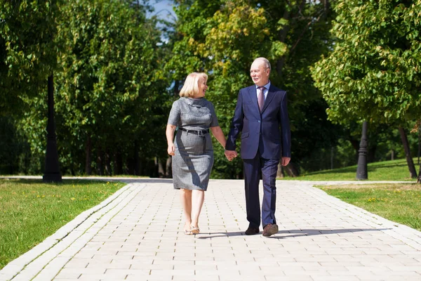 Senior Para spacerująca w lato w parku — Zdjęcie stockowe