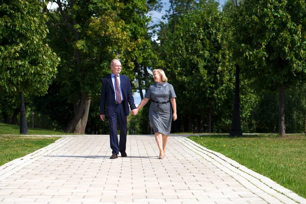 Ανώτερος ζευγάρι περπάτημα το καλοκαίρι στο πάρκο — Φωτογραφία Αρχείου