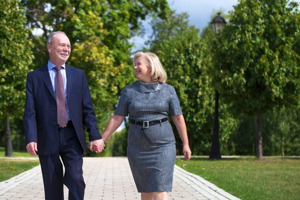 Äldre par promenader i sommar i parken — Stockfoto