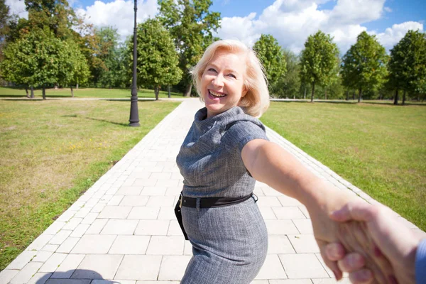 Ritratto di bella donna bionda di mezza età nel parco estivo — Foto Stock