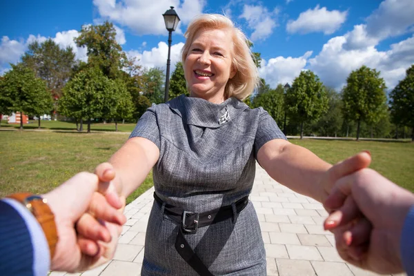 Porträtt av härlig mellersta år blond kvinna i parken sommaren — Stockfoto