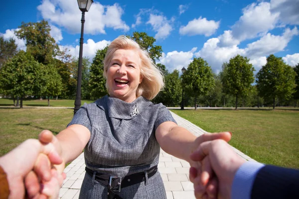 Porträtt av härlig mellersta år blond kvinna i parken sommaren — Stockfoto