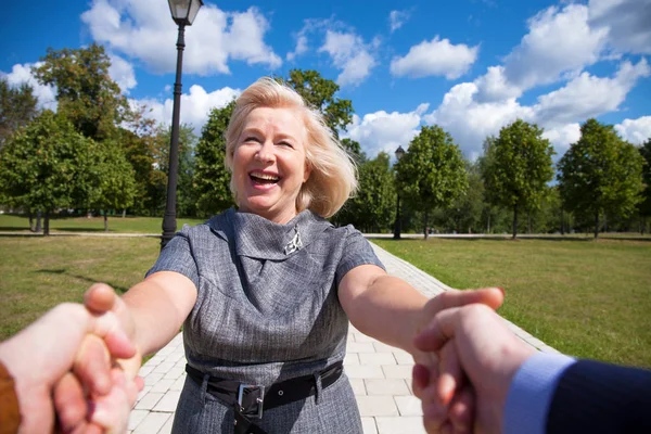 Ritratto di bella donna bionda di mezza età nel parco estivo — Foto Stock