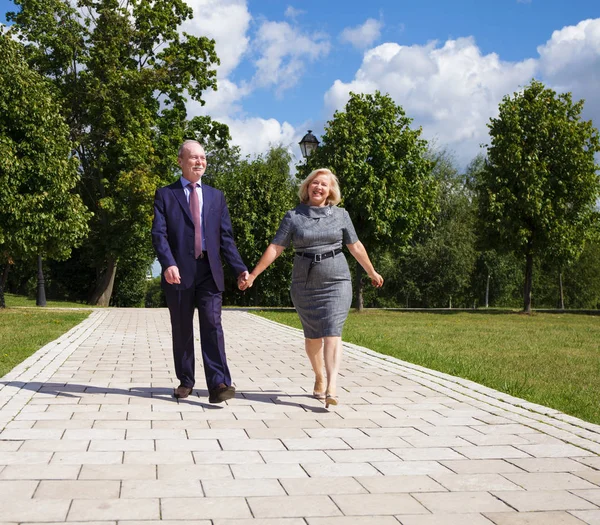 Äldre par promenader i sommar i parken — Stockfoto