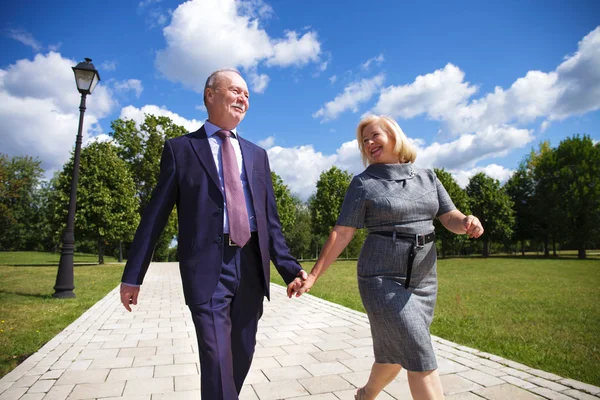 Senior paar wandelen in de zomer in het park — Stockfoto