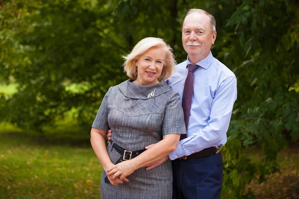 Äldre par promenader i sommar i parken — Stockfoto