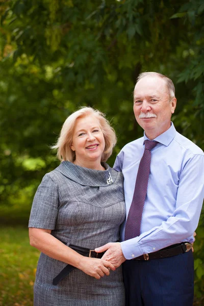 Äldre par promenader i sommar i parken — Stockfoto