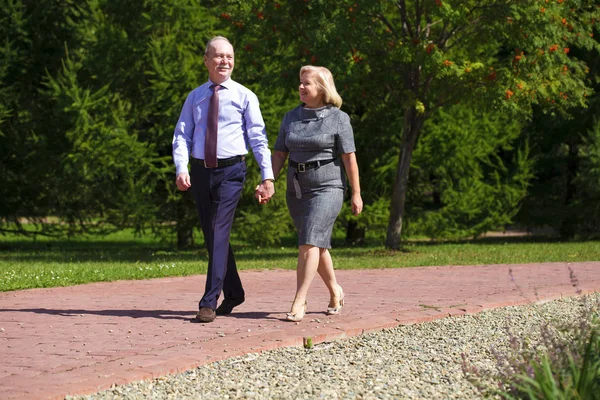 Äldre par promenader i sommar i parken — Stockfoto