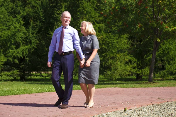 Äldre par promenader i sommar i parken — Stockfoto