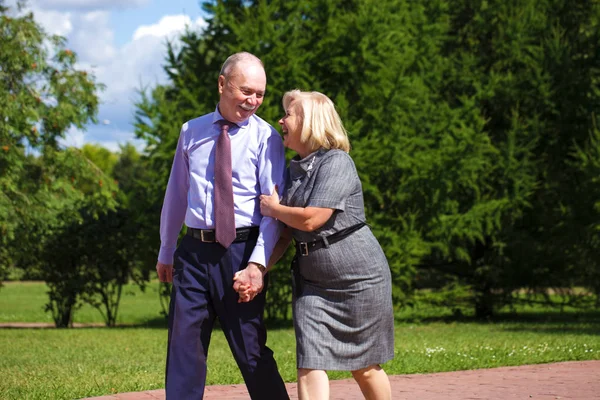 Couple sénior marchant en été dans le parc — Photo