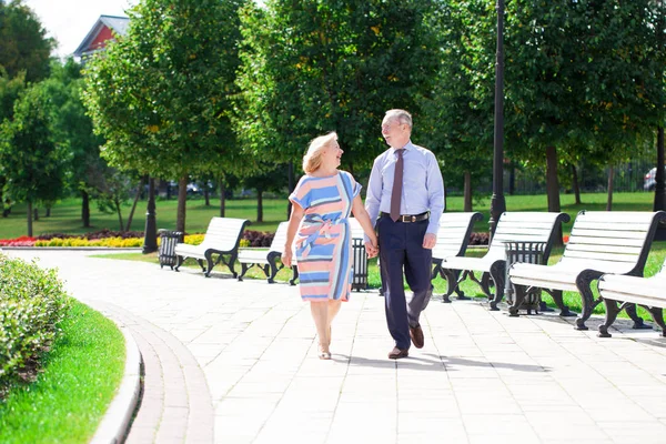 Feliz pareja de ancianos en el parque de verano —  Fotos de Stock