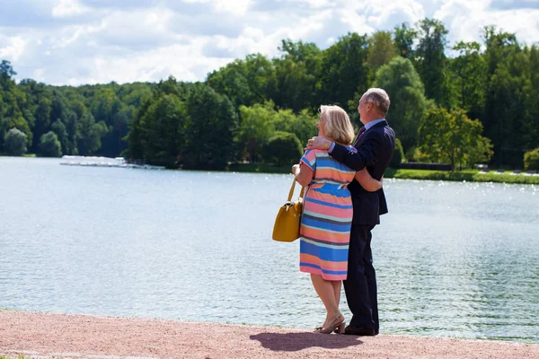 Äldre par på en promenad i en country park — Stockfoto