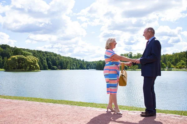 Bejaarde echtpaar op een wandeling in het park van een land — Stockfoto