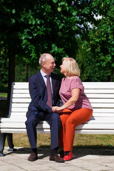 Nöjd äldre par vilar på en bänk — Stockfoto