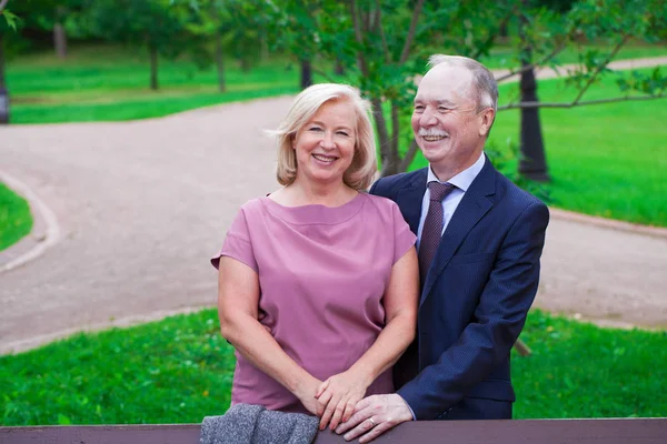 Äldre par promenader i sommar i parken — Stockfoto