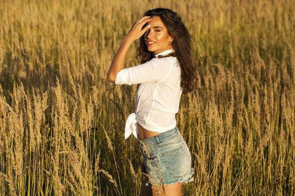 Mooie jonge brunette vrouw op platteland — Stockfoto