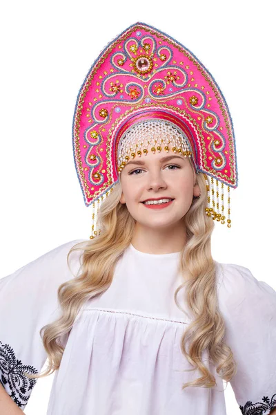 Russische folkloristische klederdracht, portret van een jonge mooie — Stockfoto