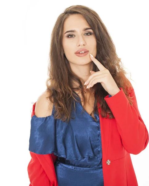 Jonge brunette vrouw in rode herfst jas — Stockfoto