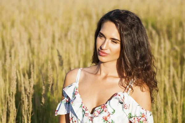 Portrait close up of young beautiful brunette woman — Stock Photo, Image