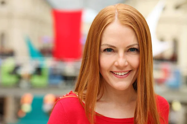 Retrato de uma jovem ruiva em um jumper vermelho — Fotografia de Stock