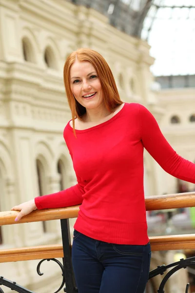 一个穿着红色套头衫的年轻红头发女人的肖像 — 图库照片