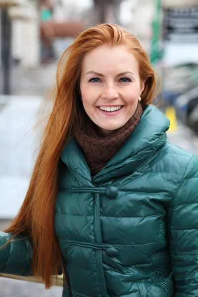 Retrato de muito sexy jovem ruiva mulher de cabelo em verde para baixo jacke — Fotografia de Stock