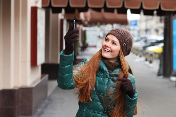 Joven mujer pelo rojo feliz llamando por teléfono en la calle de primavera — Foto de Stock