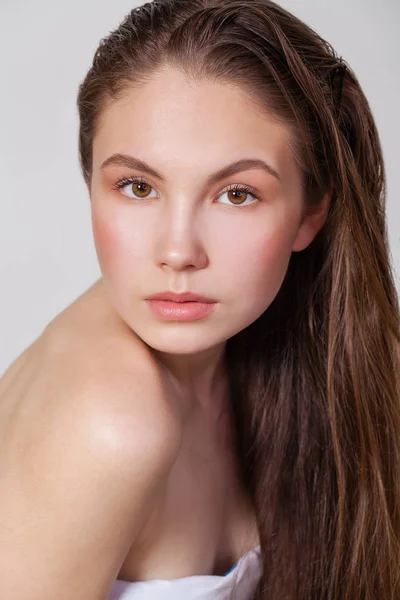 Make-up. Closeup portret van een mooie brunette vrouw — Stockfoto