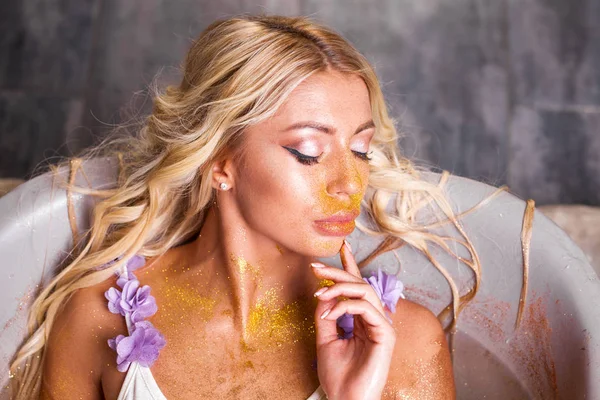 Retrato de uma jovem sexy com maquiagem e brilho de ouro sobre ele — Fotografia de Stock