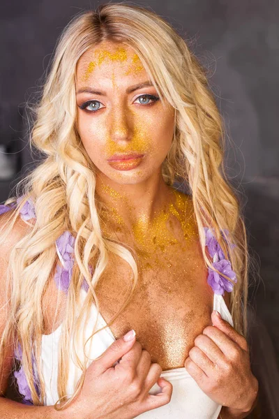 Portrait of a sexy young girl with makeup and gold glitter on he — Stock Photo, Image