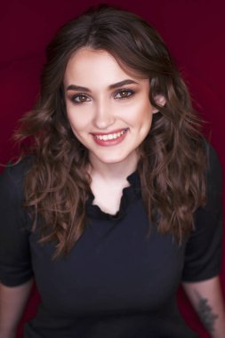 Güzellik makyaj. Yakın yukarı güzel esmer moda kız