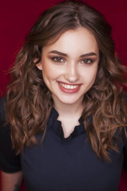 Güzellik makyaj. Yakın yukarı güzel esmer moda kız