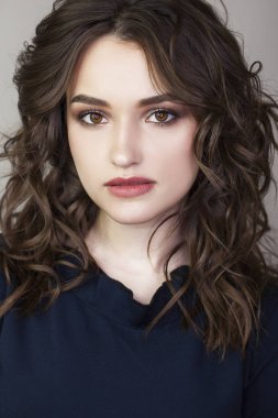 Güzellik makyaj. Yakın yukarı güzel esmer moda kız