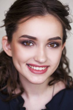 Güzellik makyaj. Yakın yukarı güzel esmer moda kız