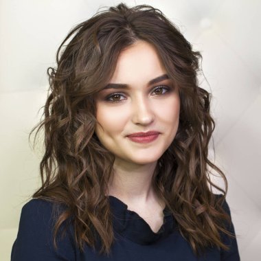 Güzellik makyaj. Yakın yukarı güzel esmer moda kız