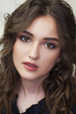 Güzellik makyaj. Yakın yukarı güzel esmer moda kız