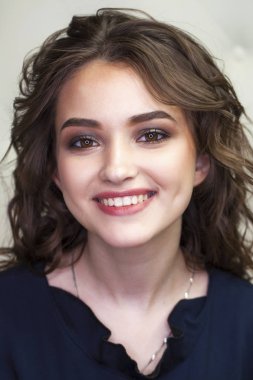 Güzellik makyaj. Yakın yukarı güzel esmer moda kız