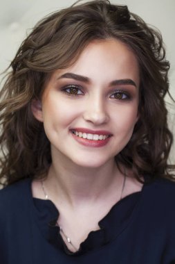 Güzellik makyaj. Yakın yukarı güzel esmer moda kız