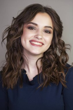 Güzellik makyaj. Yakın yukarı güzel esmer moda kız