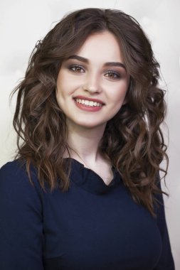 Güzellik makyaj. Yakın yukarı güzel esmer moda kız