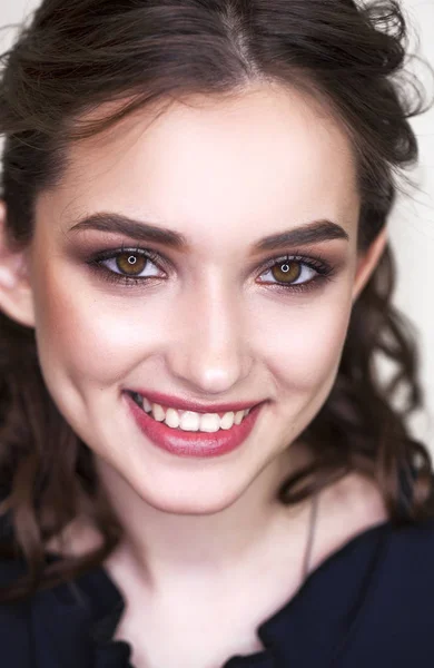 Make-up Schönheit. Nahaufnahme schöne brünette Mode Mädchen — Stockfoto