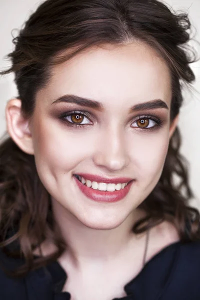 Make-up schoonheid. Close-up mooie brunette mode meisje — Stockfoto