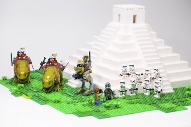 Rusya, 05 Nisan 2019. Oluşturucu Lego klasik ev yapımı seyahat